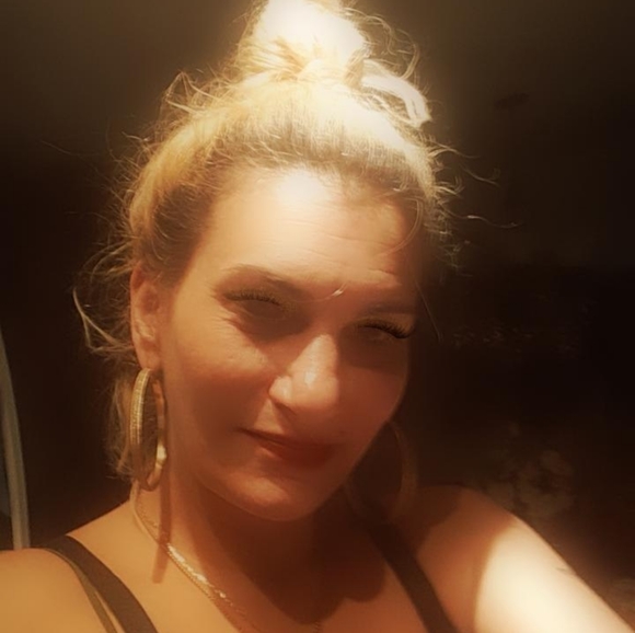 Meet your Posher, Stephanie - Picture 2 of 4